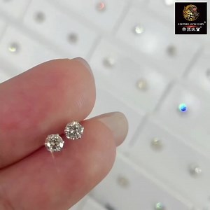 天然鑽石～18K 經典耳釘。附公司保卡、收藏盒。 鑽石重量：共 20 分 過年期間 2/9～2/15 特別優惠 直購價：5800 元 包裝運費：免運 數量有限，售完為止 #帝國珠寶 #鑽石 #耳釘 | 帝國珠寶 Empire Jewelry | Facebook