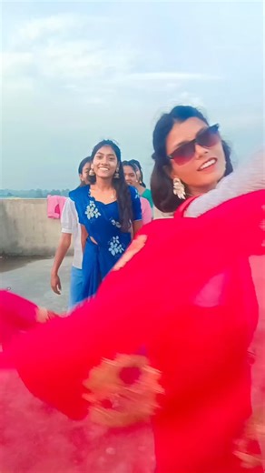 Zara sa jhoom loon main 😍 Friends masti #friends #trending