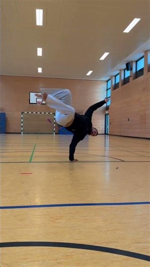 Simple macaco tutorial. Every Tuesdays and Fridays in Berlin. Comment to learn more! #capoeira