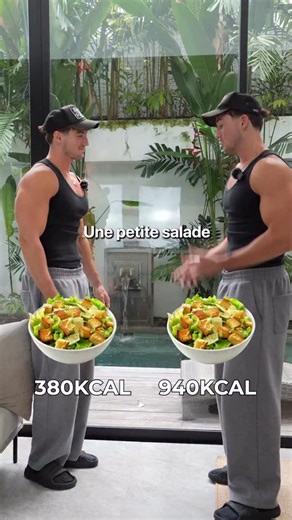 LÉO - COACH SPORTIF on Instagram: "Tu peux manger une salade César… et perdre du poids 😅 Commente CALORIE et je t’envoie mon guide pour perdre 15kg en 26 semaines (sans te priver ni passer ta vie en cuisine). La vérité, c’est que la perte de poids ne dépend pas de “plats interdits”, mais de ta stratégie : ✅ garder le plat que tu kiffes (César) ✅ faire 2-3 swaps intelligents (yaourt grec à la place de la mayo, biscottes au lieu des croûtons au beurre, poulet grillé à la place des lardons) ✅ et s
