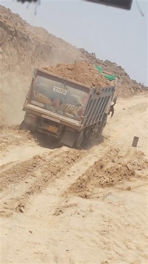The most unhinged truck Reversing video