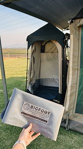 Ons kampwa het ‘n gasgeiser, so ons stort meestal by ons plot. Maar sandvoete en water oral raak vinnig irriterend. Hierdie shower tray van Big Foot Outdoor Gear het ons lewe soveel vergemaklik. Pas mooi in die Oztrail stort en lei die water weg waar dit moet gaan. Is jy ‘n “my eie stort” of “ablusie geriewe” kamper? #ommikampvuur #lekkerkamp #bigfootoutdoorgear #smaakmakers2026 #campinglife | Ommi Kampvuur