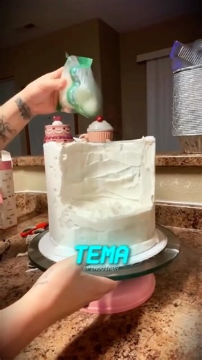 Ela fez um bolo de Gelatina, Mas Não Esperava Por Isso... 😬