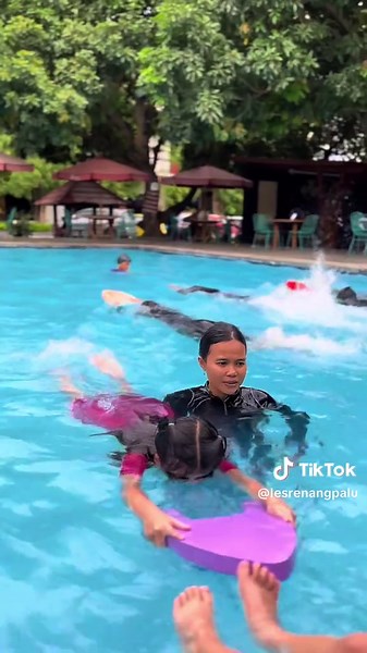 Tips Mengajarkan Anak Berenang dengan Coach Maria