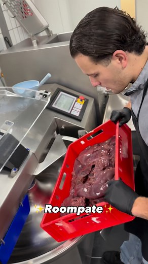 Roompaté uit eigen slagerij!👨🏻‍🍳✨#theprocess Al 30 jaar lang hetzelfde recept en met liefde gemaakt!💯🥰 - - - #roompate #pate #routine #slager #slagerij #keurslager #vanhest #teamvanhest #voorjou | Keurslagerij van Hest