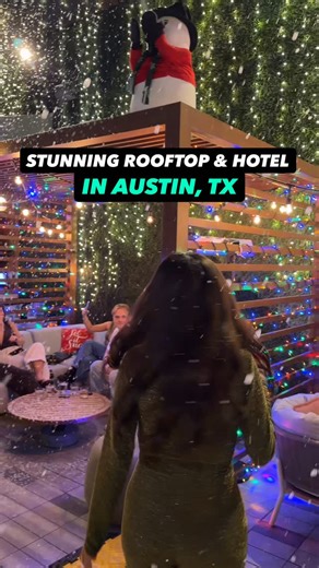 WHERE TO STAY IN AUSTIN: ROOFTOP FUN, LUXURY & HOLIDAY MAGIC Celebrating 10 years of style and luxury at the newly renovated @jwmarriott! Whether you live in Austin or are visiting, it has it all. From Snow Much Fun, a the holiday rooftop snow event at @edgerooftop, dinner at @deanssteakhouseaustin, lounging at the rooftop pool with city views, relaxing at the luxury spa, and finishing with brunch at @corneratx. ❄️🏙️ 📍JW Marriott Austin The perfect spot for a staycation or an unforgettable vis