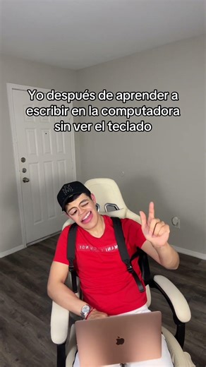 Yo después de aprender a escribir en la computadora sin ver el teclado #humor #comedia