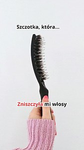 Moje SZCZOTKI do włosów! 😄 Jakie szczotki do włosów są najlepsze, a jakiej nie polecam? Poznajcie kilka z mojej małej kolekcji (lubię testować!) 😭 Szczotka, która zniszczyła mi włosy – Olivia Garden. Od tego czasu unikam szczotek z włosiem.🥺 💸 Szczotka, która była najtańsza – bez nazwy z Action. Ogólnie jest bardzo dobra, tylko po ponad roku zaczęła mi się kleić(?) 🌸 Szczotka, którą kochają moje włosy – Anwen paddle brush. Pięknie wygładza i super rozczesuje.🥰 ♥️ Szczotka, którą lubię najb