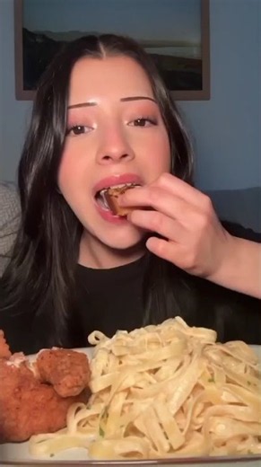 Creamy Alfredo Pasta & Crispy Chicken Mukbang ASMR 🍝🍗🤤
