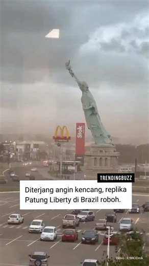 Trendingbuzz on Instagram: "Replika Patung Liberty yang berada di kota Guaiba, Brasil, roboh setelah diterjang angin kencang pada hari Senin (15/12). Belum diketahui apakah ada korban jiwa akibat insiden tersebut. Patung tersebut roboh dan jatuh ke area parkir pusat perbelanjaan Havan. Saat ini, kondisi patung berada dalam posisi terbalik. Pemindahan puing-puing roboh replika Patung Liberty telah mulai dilakukan dengan menggunakan alat angkat crane. Via Kumparan & X/BNODesk"