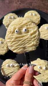 How to make caramel apple mummy pops⬇️ These caramel apple mummy pops are a super easy, delicious, and festive idea for spooky season! Be sure to save this one for later and follow along for more festive spooky eats💀👻🎃🦇🕸️🕷️ Caramel Apple Mummy Pops: 2 small apples Homemade date caramel (see below) @lilys_sweets white chocolate chips 1 tsp refined organic coconut oil Candy eyes Vegan Date Caramel 1 cup soaked medjool dates (pits removed) 1/2 cup cashew butter 1/4 cup melted organic refined 