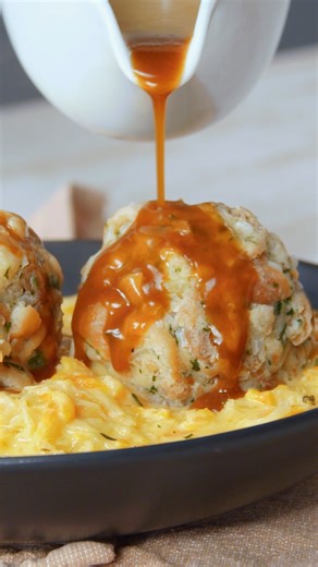 Bon Ap’ on Instagram: "Recette allemande pour l'Oktoberfest : Knödels de bretzels 🥨🍺 #food #Oktoberfest #bretzel 6 bretzels 2 oignons 2 œufs 1 jaune d'œuf 1/2 bouquet de persil plat 50 g de beurre 130 ml de lait 100 g de fromage Sel et poivre Noix de muscade râpée"