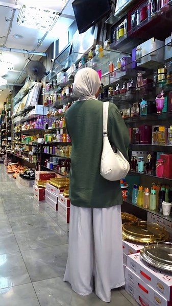 Plus de 1200 parfums sous un même toit. 🤯 Quand on entre chez Dari, on comprend vite qu'on n'est pas dans une boutique comme les autres. Plus de 1200 références, et le titre de premier importateur de parfums de Dubaï en Europe. Autrement dit, le plus grand choix pour trouver LA fragrance qui vous ressemble, des grands classiques aux pépites que vous ne verrez nulle part ailleurs. Une chose est sûre, vous ne repartirez pas les mains vides. Venez explorer, on vous guide. 📍 Rue de Brabant 127 à 1