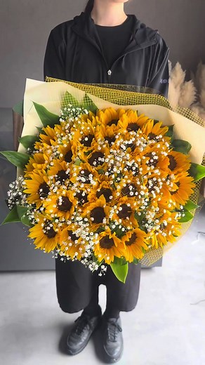 プロポーズに贈るひまわり33本とかすみ草の花束