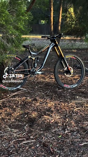 Mountain Bike Downhill Techniques and Gear Guide