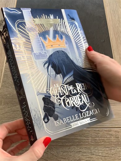 Vos romans vont faire peau neuve ! Après des mois à vous en parler, elles sont enfin là 🎉 Les jaquettes rejoignent enfin notre boutique en ligne, accompagnées des overlays ! Ces goodies sont disponibles pour tou.te.s les lecteur.ice.s du programme VIP ayant atteint a minima le niveau 2 (Serial Readers, Book Lovers et Book Masters) 👉 Soit à l’achat, soit en échange des points que vous avez gagnés avec vos achats précédents... 👀 De quoi vous remercier pour votre fidélité et votre soutien sur la