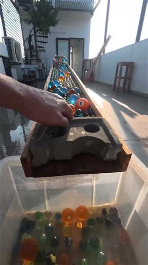 Canicas brillantes descendiendo bajo el sol dorado