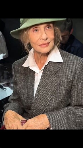 The fantastic Lauren Hutton at Bottega Veneta spring 2026 . . . . #LaurenHutton #bottegaveneta #LouiseTrotter #milan #mfw #milano #milanfashionweek #love #fashion #fashionweek #beautiful #fashionshow #picoftheday #makeup #style #mode #moda #beauty #ootd #fashionphotography #fashionaddict #style #beauty #fashionstyle #catwalk #fyp | Style Revolver