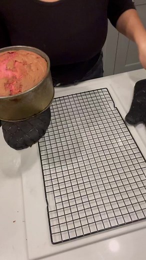 Guess the colour. !? #StartUpShowUp #cake #MakeItCinematic #cakepeellady #cakepeel #cakeready #caketok #cakedecorating #baker #satifying #cakevideo #baking