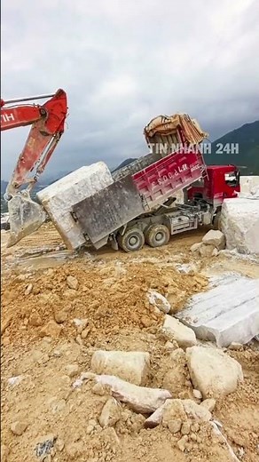 Cách máy xúc đưa cục đá khổng lồ lên thùng xe quá dễ