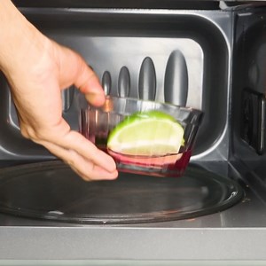 3 astuces pour nettoyer votre micro-onde sans casser l'appareil ! | Prenez Cette Recette