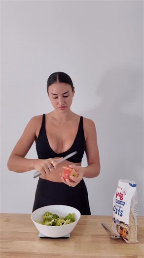 #fibermaxxing is in ✨ And honestly? It’s one of the better nutrition trends to go viral. Fibermaxxing = intentionally increasing your fiber intake to support fat loss, digestion, blood sugar control, and hunger management. A solid target to aim for: 👉 14g of fiber per 1,000 calories (so if you’re eating 2,000 calories, that’s 28g/day). Easy ways to increase fiber without overthinking it ⬇️ • Build meals around veggies first, then add protein carbs • Choose whole carbs more often (potatoes, oats