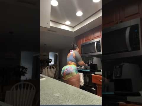 Mythiccal 😍🍑 Plus size curvy model cooking LIVE