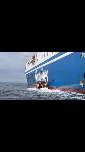 Idag hade vi förmånen att öva tillsammans med @Finnlines fartyg Finntrader ute i Öresund. Ett värdefullt samarbete där vi tränade två realistiska moment:🛟 Moment 1 – Man Över Bord (MOB)Besättningen på Finntrader upptäckte en MOB-situation, kastade ut frälsarkrans och larmade SSRS. Vi ryckte ut med både Rescue Snow och Rescue Ruben Rausing. Strömmen var svag och sjön lugn. Frälsarkransen återfanns relativt nära den angivna positionen av Rescue Snow.🚑 Moment 2 – Medicinsk Evakuering (Medevac) fr