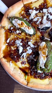 ¡Nueva pizza! 🤤🍕 Estamos estrenando una nueva Pizza de Mermelada de Tocino con queso de cabra 🥓🤩 . 😎Nos dimos a la tarea de crear un nuevo sabor y encontramos algunos contrastes interesantes; Hicimos una mermelada de tocino con ligeras notas a café ☕️y un tanto dulcesita, al mezclarla con la textura cremosa y acidita del queso de cabra descubrimos que genera un sabor muy, muy, pero muuuy adictivo 🤤sin duda creemos que tenemos una pizza ideal para los que gustamos de probar cosas diferentes