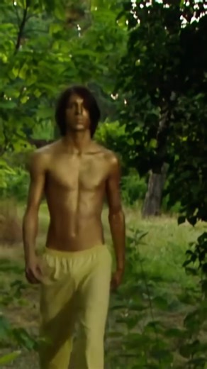 Raf Simons Spring Summer 2004 (SS04) May the Circle be Unbroken Runway Analysis PT3 Full video on my YouTube at Kai Rehagen Rest of the parts uploaded here #fashion #archivefashion #archive #rafsimons