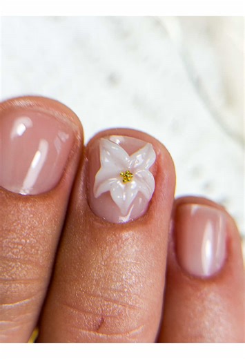 Gainage 55€ 💅🏻 Je vous montre le résultat de cette belle pose avec un joli gel nude avec une jolie fleur 3D une pose simple et raffiné 💕 Cette pose a été réalisée avec une manucure russe qui est bien plus qu’une simple technique d’ongles c’est un art sur mesure et une expertise qui sublime les cuticules et les ongles pour un résultat net, précis et élégant qui vous fait gagner environ 2 semaines de repousse avec un résultat parfait et soigné et une impression de gel et de couleur qui sort dir