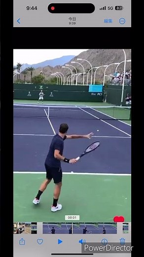 Let's take a look at Federer's push-type forehand swing