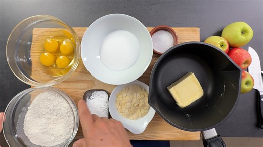 Lust auf einen saftigen Apfelkuchen, der schnell und einfach gelingt? In diesem Video zeige ich dir Schritt für Schritt ein Apfelkuchen Rezept, das super lecker, saftig und perfekt zum Kaffee passt. 🥧☕ Zutaten für den Apfelkuchen (26 cm Springform): - 4 Eier - 100 g Zucker - 1 Päckchen Vanillezucker - 150 g Butter - 200 g Mehl (Typ 405 oder 550) - 10 g Backpulver - 6 Äpfel (z. B. Elstar, Boskop oder Granny Smith) - Puderzucker zum Bestäuben - ca. 20 g Mandelsplitter (optional) Viel Spaß beim Na