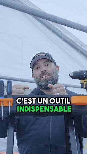 Les pros ne laissent rien au hasard. ✅Compatible avec la majorité des escabeaux standards ✅Installation rapide et sans outil ✅Supporte outils, visserie, pots de peinture, tournevis, perceuses, etc. ✅Conception robuste et antidérapante ✅Amovible et facile à transporter Effitray, c’est la différence entre une échelle… et un vrai poste de travail. Conçu pour durer. Testé sur le terrain. Approuvé par les pros. | EffiTray Inc
