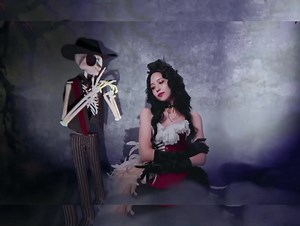 208K views · 12K reactions | No te pases con la canción.. NO TE PASES CON EL MV!!! Referencias a DO NOT TOUCH, una increíble animación, y esa combinación de Alicia en el país de las maravillas con el cadáver de la novia?!!!!! CONFETTI MI CANCIÓN  -Fattnce | Página que te recuerda las pendejadas que hace Twice | Facebook