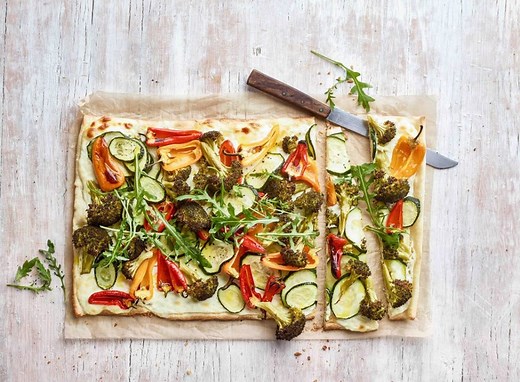 Diese Pizza mit Mascarpone ist ein italienisches Geschmackswunder! Belegt wird der krosse Boden mit vitaminreichem Gemüse wie Broccoli, Peperoni und Rucola. | Betty Bossi