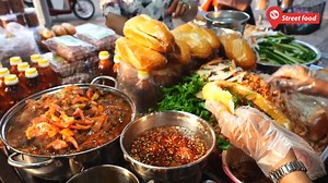 Sạp bánh mì bán 50 năm có cô chủ nói chuyện khách nghe thôi là muốn ở lại hoài --- | Street Food