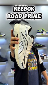 Si buscas unas zapatillas blancas que vayan con todo y rindan en el día a día, las Reebok Road Prime para hombre son una apuesta segura 🤍👟 Diseño urbano, ligero y versátil, perfecto para combinar con jean, jogger o un outfit casual. Están hechas con materiales mixtos de alta calidad, brindando comodidad y durabilidad en cada paso. Su suela de goma resistente ofrece buena tracción y estabilidad, ideal tanto para la ciudad como para caminatas largas. Además, el ajuste con cordones te da un encaj