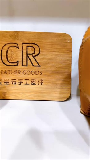 今年太過繁忙，忙裡偷閒做的聖誕老公公， 剛剛被客人強制收購😂😂😂 整家店最有聖誕味道的裝飾🧑‍🎄 然後另一個客人說也想要😂😂😂 #聖誕禮物 #leathergoods #手工皮件 #手工皮件訂製 | 克里布手作皮革工作室。Creep-Leather