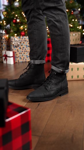 ‘Twas the night before Christmas which was always a hoot, we gathered around the tree to unbox some Thursday Boots…🎄🎁🎅 #thursdayboots #boots #christmas #happyholidays #goodyearwelted #rugged #blackboots #christmasgifts