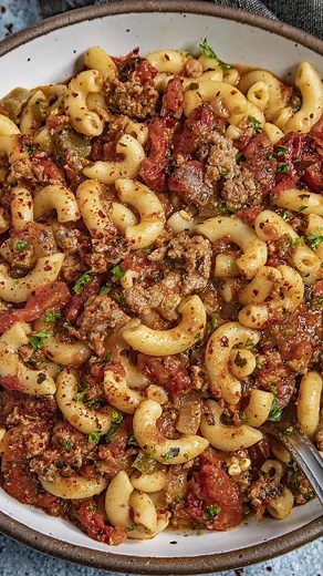 American-style goulash is a one-pot comfort dish of ground beef and noodles simmered in a zesty tomato sauce, an easy recipe to make that always satisfies. Learn how to make it! >> Comment “RECIPE" and I'll send this recipe straight to your DMs! 🥳 GET THE RECIPE ⬇️ https://www.chilipeppermadness.com/recipes/goulash/ Ingredients: 1 tablespoon olive oil 1 medium onion diced 1 large green bell pepper diced (use 2-3 jalapeno peppers for a spicier version) 1.5 pounds ground beef 4 garlic cloves minc