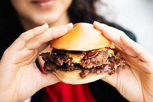 Smash Burger, c’est quoi ce nouveau burger croustillant dont tout le monde parle ?