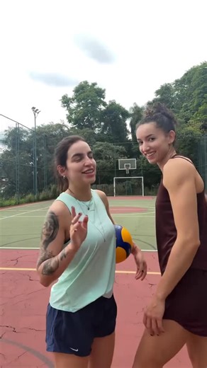 Hugo Gloss on Instagram: "Não sabe brincar, não desce pro play! Boo Unzueta e Gabi Guimarães resolveram praticar um pouquinho de vôlei, mas parece que o jogo terminou em 0x0. Ainda bem que, nesse caso, a gente só precisa torcer pelo amor! 藍❤️ Lindas demais! (: @boounzueta)"