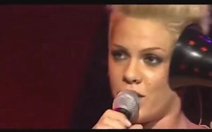 【粉妈激情开趴】P!nk - Get the Party Started (Live AVO Session 2006)