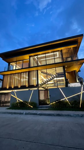 AV Properties Corp - Real Estate on Instagram: "“The Moderno Lusso” Whispers of Iindulgence Resonate within Tivoli Royale: The Moderno Lusso. 📍 Quezon City Property Details Lot Area: 368 SQM Floor Area: 800+ SQM 5 Bedrooms 5 Bathrooms 4-Car Carport Special Features: Facing East 3-Storey with Scenic Views of the Mountain Elegant Walk-in Closet Main kitchen with Panty Swimming Pool with Lanai Service kitchen Staff quarters with toilet and bath Drivers quarters with toilet and bath 💵 Asking Price