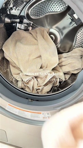 🧦🧺No es que estés lavando mal tu ropa… 👀 es lo que estás usando. Durante años nos enseñaron que el suavizante era necesario, pero en realidad puede estar dejando residuos, afectando las fibras y dañando la calidad de tu ropa sin que lo notes. Un cambio tan simple como sustituirlo por vinagre de limpieza puede hacer una gran diferencia: ✨ropa más limpia 🍃más fresca 👌🏼mejor cuidada lavado tras lavado. Pruébalo y fíjate en el resultado… vas a notar el cambio desde el primer uso. 📥Guarda este