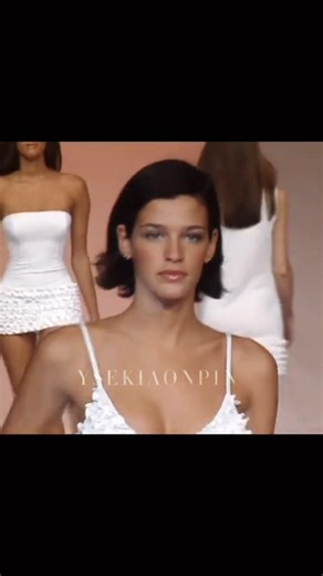 her BODY 🔥Perfect figure #shorts #viralshorts #yasmeenghauri #fashionmodel #runway