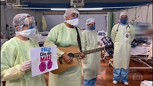 Equipe médica canta para aliviar isolamento de pacientes de Covid-19 em hospital de SP