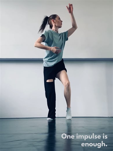 Creative movement and dance improvisation. Follow the impulse and move with awareness. You don’t need many ideas: one genuine impulse can open the whole dance. #impulse #movement #danceflow #improvisation #fyp #foryou #dance