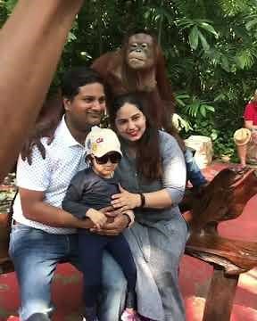 Monkey touching 😱😜